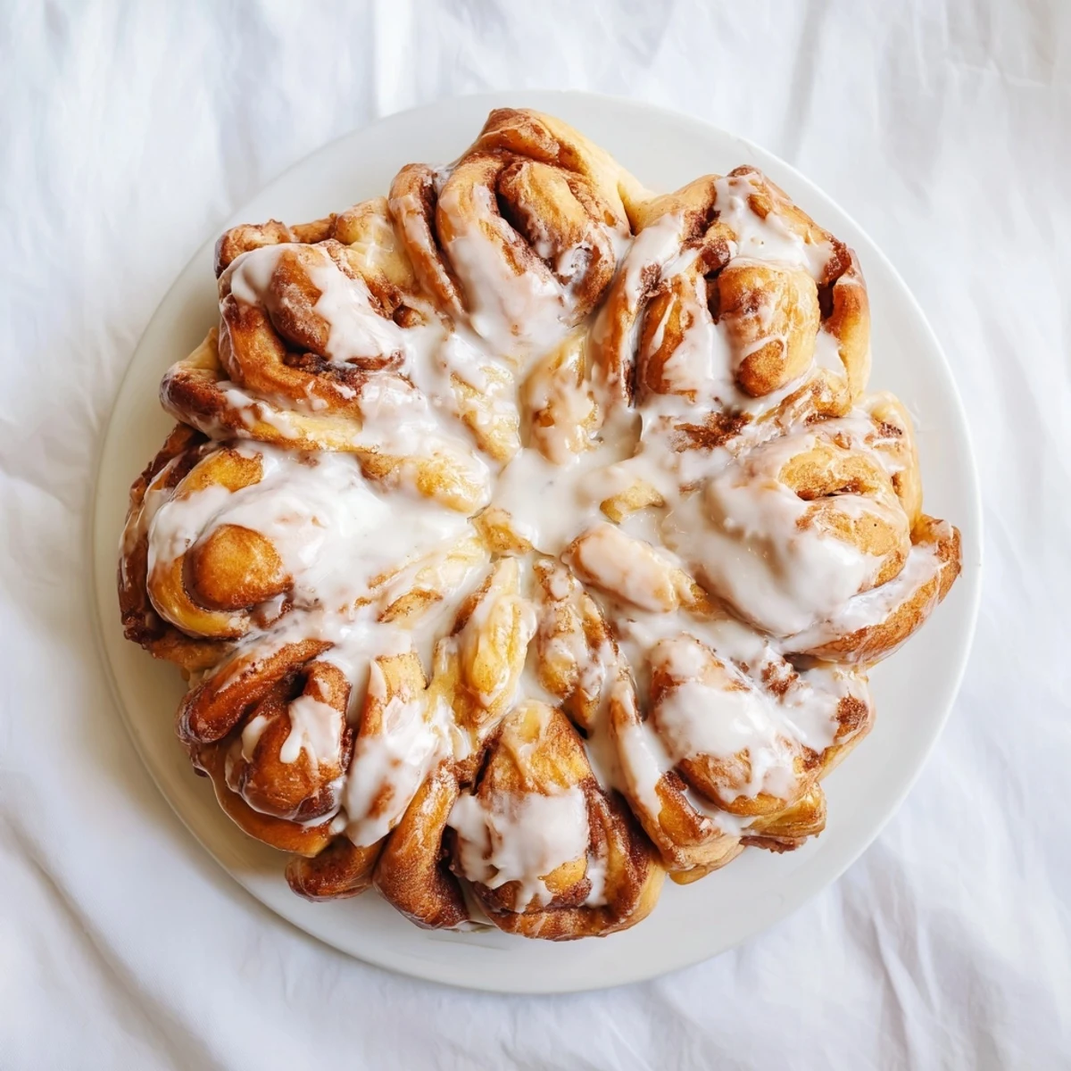 Enjoy the beautiful design of this Cinnamon Roll Pull-Apart Snowflake, perfect for a cozy breakfast with family this holiday.